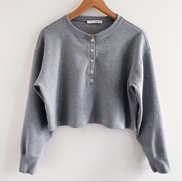 Aritzia Wilfred grey Mavis T-Shirt Cropped Henley